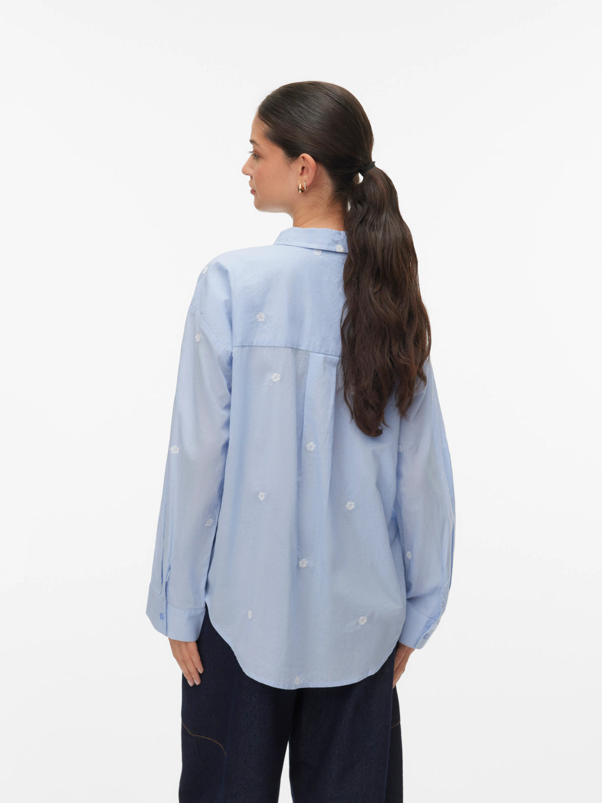 Brunnera Blue Emb hibiscus snow white Bluse fra Vero Moda - 10324629