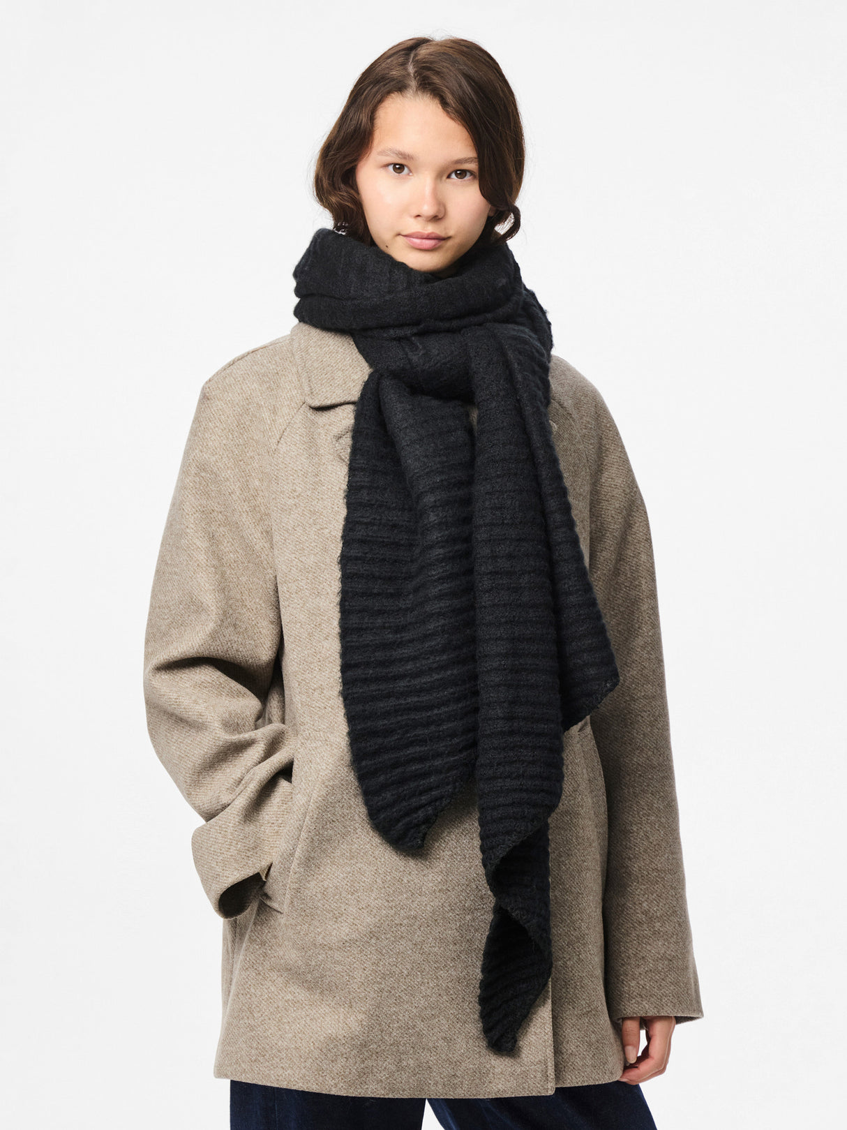 Sort Halstørklæde fra PIECES - 17105988