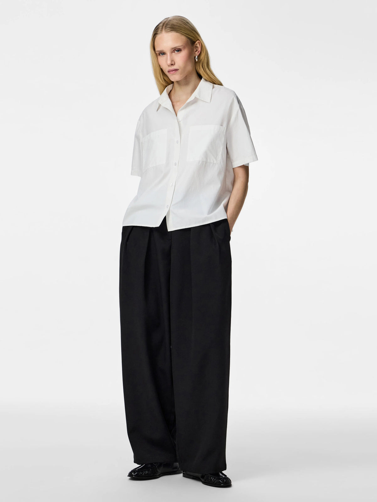 Bright White Bluse fra PIECES - 17162286