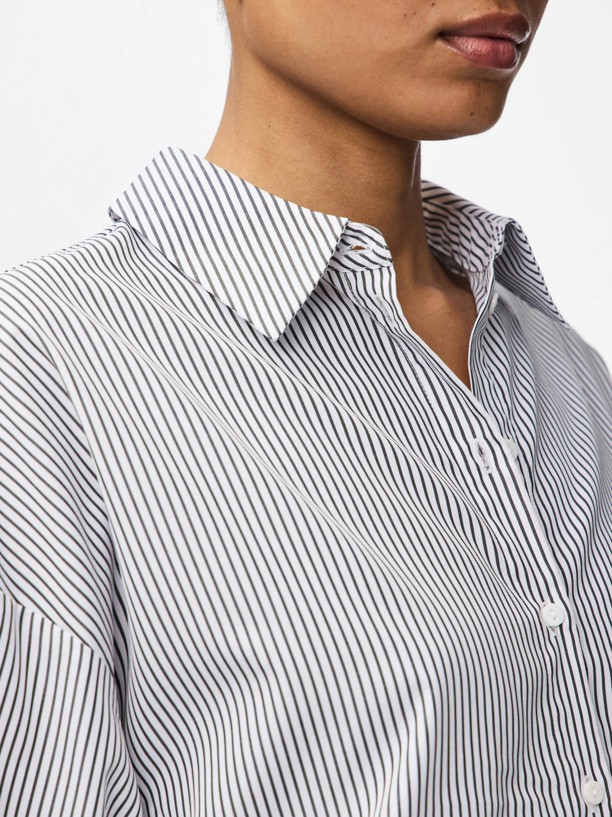 Bright White BLACK Bluse fra PIECES - 17167177