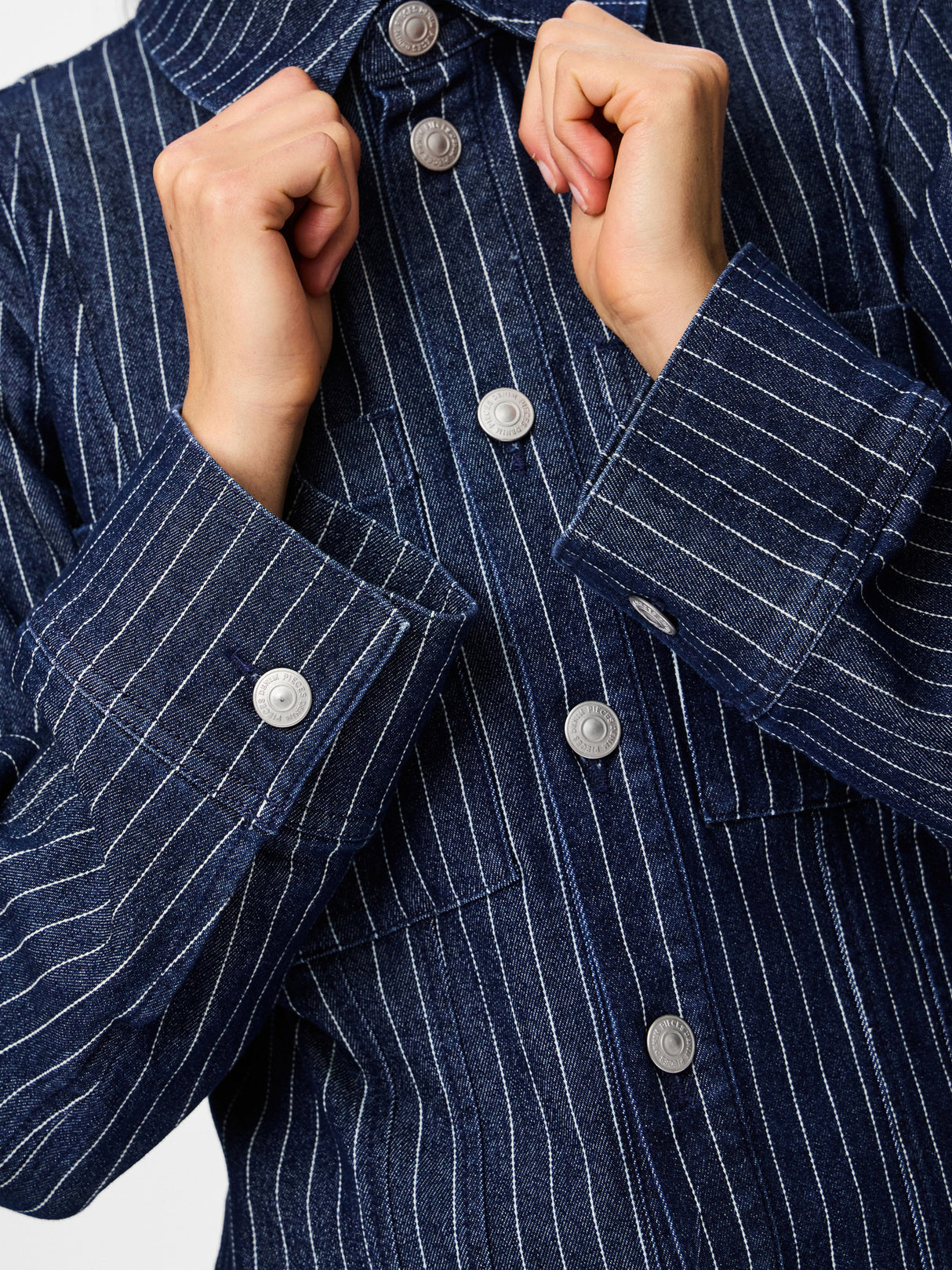 Dark Blue Denim PINSTRIPE Denim Shirt fra PIECES - 17162246