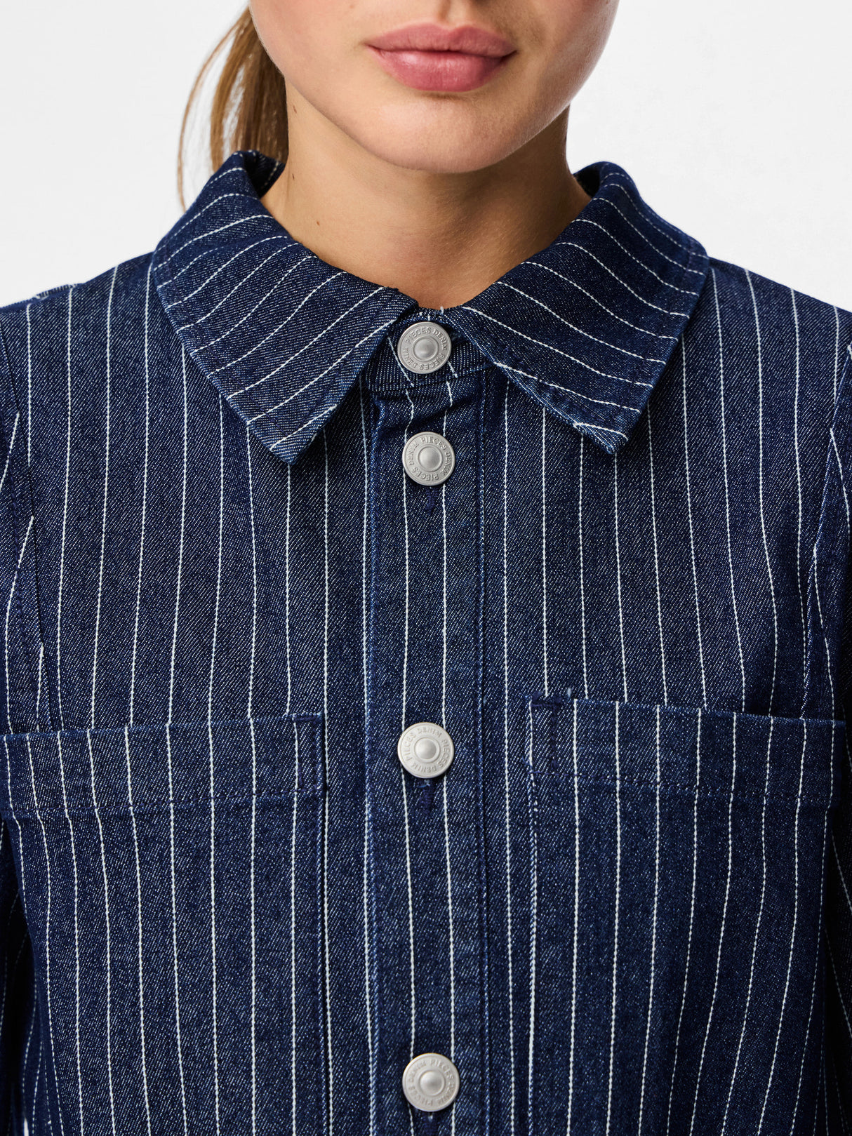 Dark Blue Denim PINSTRIPE Denim Shirt fra PIECES - 17162246