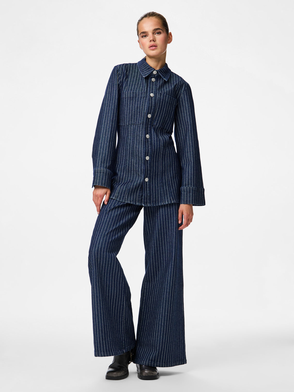 Dark Blue Denim PINSTRIPE Denim Shirt fra PIECES - 17162246
