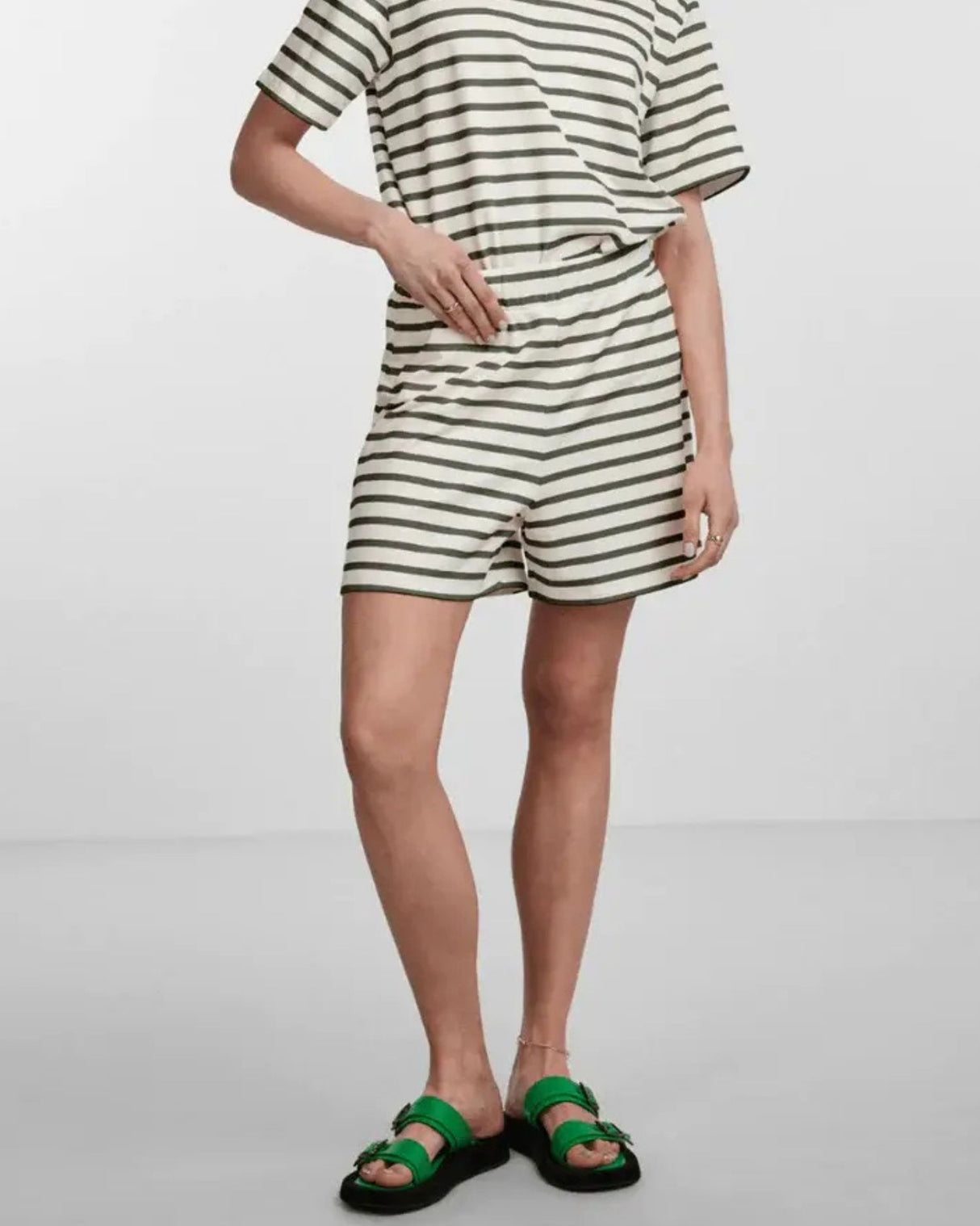 Army green - Pieces - stribet shorts - 17145059