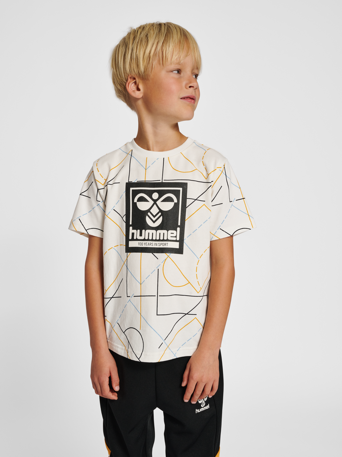 Hvid Hummel t-shirt med print og logo - 217648-9806 Pris: 114,98 DKK.